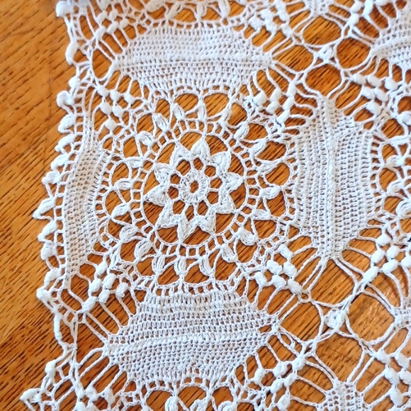 36" Square hand crocheted tablecloth/ centre piece 5527 - Picture 4 of 5